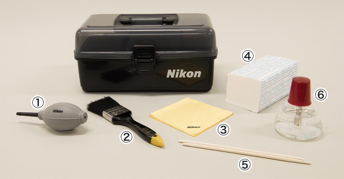 ニコン公式のレンズ清掃用品。①ブロアー②ブラシ③クロス④シルボン紙⑤スティック⑥ハンドラップ