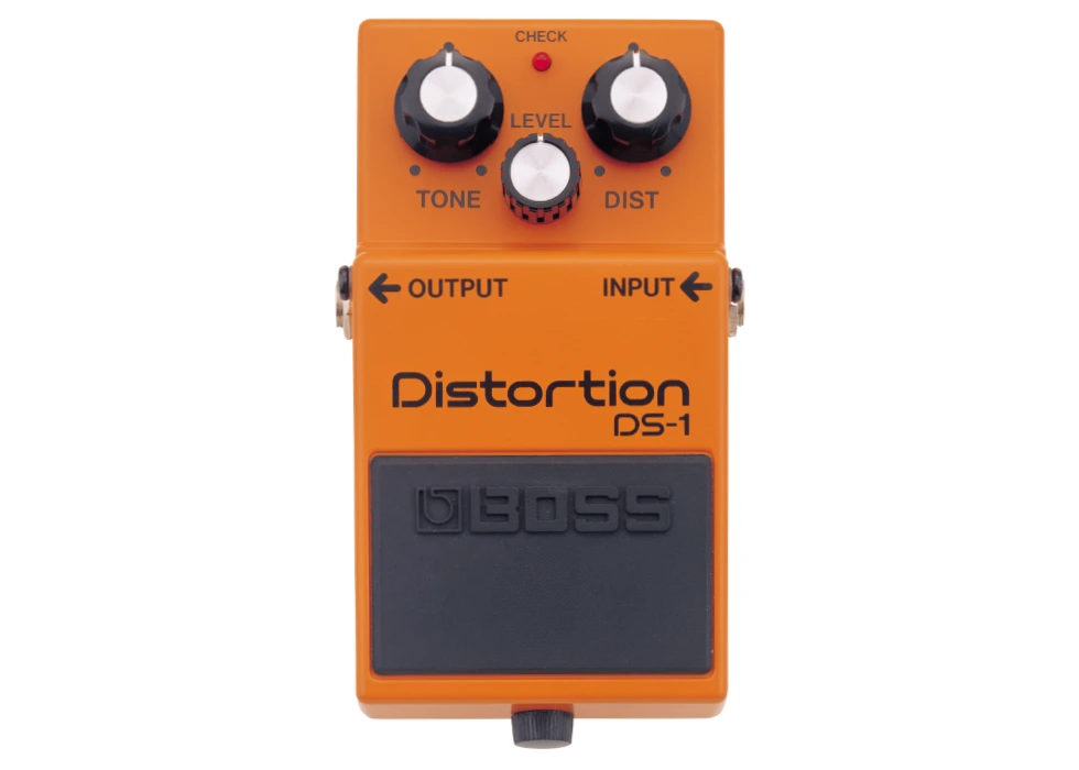 BOSS公式DS-1製品写真。右のINPUT、左のOUTPUT、上部の3つのノブを確認